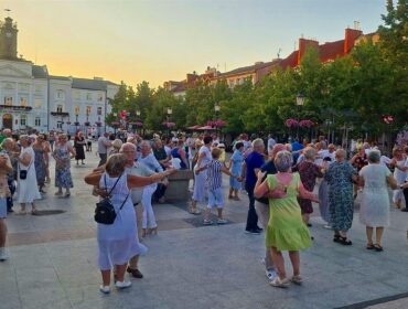 Potańcówki na płockiej starówce wystartowały. W wakacyjne piątki od godz. 20. Wpadajcie…