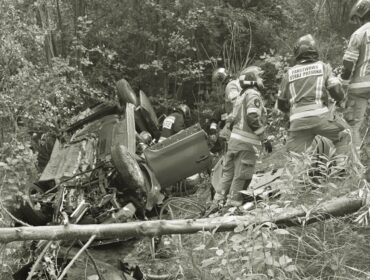 Nie żyją kierowca i pasażer. Potworna tragedia w Płocku. Samochód spadł z wiaduktu