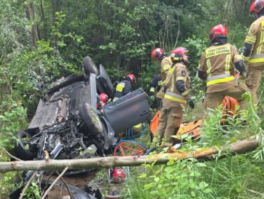 Samochód spadł z wiaduktu przy ul. Rataja w Płocku. Trwa akcja ratunkowa. Lądował helikopter LPR