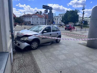 Groźne zdarzenie na ul. Tumskiej w Płocku. Mężczyzna wjechał samochodem na popularny „deptak”