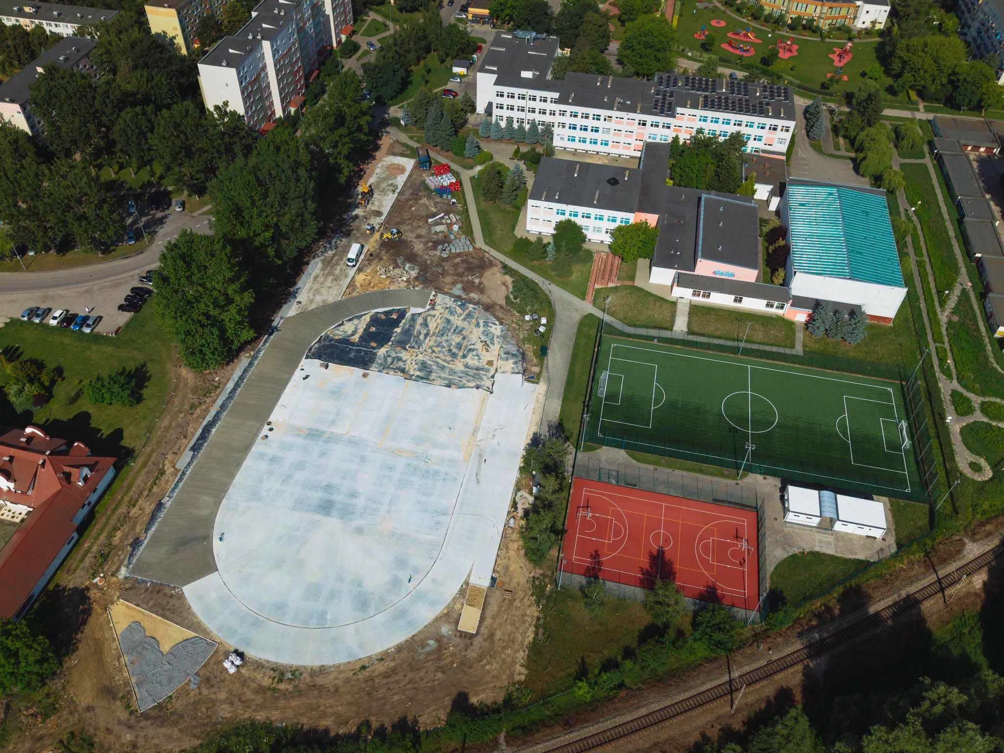 Kompleks obiektów sportowych powstaje przy szkole na Międzytorzu. Miasto otrzymało dofinansowanie [FOTO]