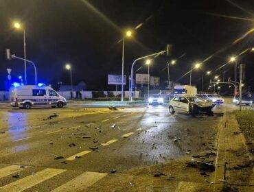 Zderzenie samochodów na rondzie „dzwon” w Płocku. Wśród poszkodowanych dwójka dzieci [FOTO]