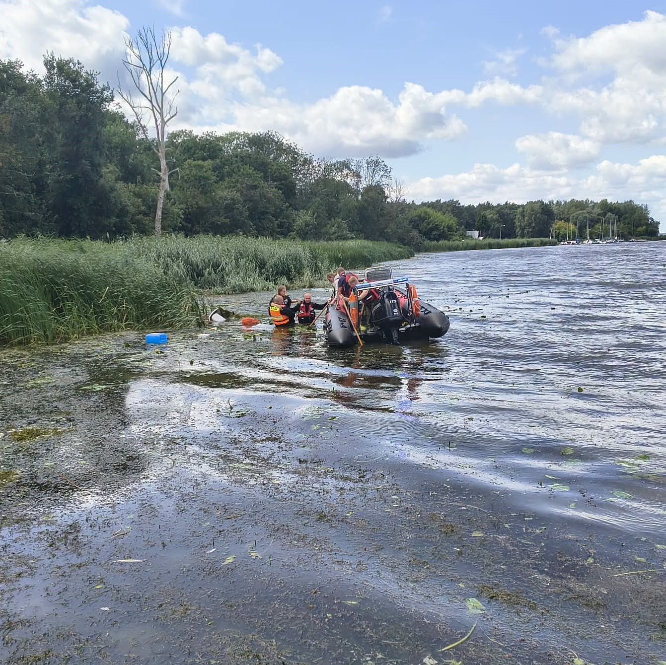 Niebezpieczna sytuacja na Wiśle w Nowym Duninowie. Rozszczelnienie łodzi. Służby ratowały kobietę [FOTO]