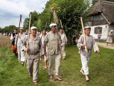 Wyjątkowa lekcja historii dla młodszych. Podróż w czasie dla najstarszych. Żniwa w sierpeckim skansenie już w niedzielę [PROGRAM] [FOTO]