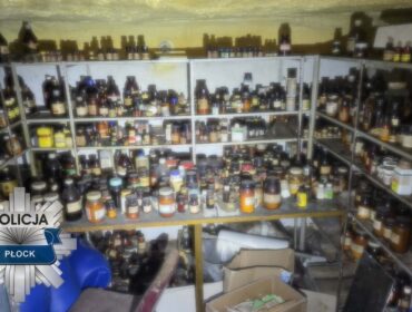 Kilkaset słoików z chemikaliami w jednym z budynków w Płocku. Co dalej ze śledztwem?