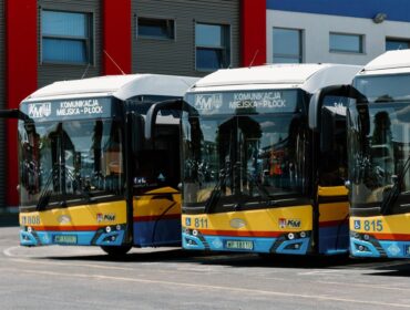 Flota Komunikacji Miejskiej Płock wzbogaci się o kolejne autobusy. Na zakup 12 właśnie podpisano umowę. To jednak nie wszystko