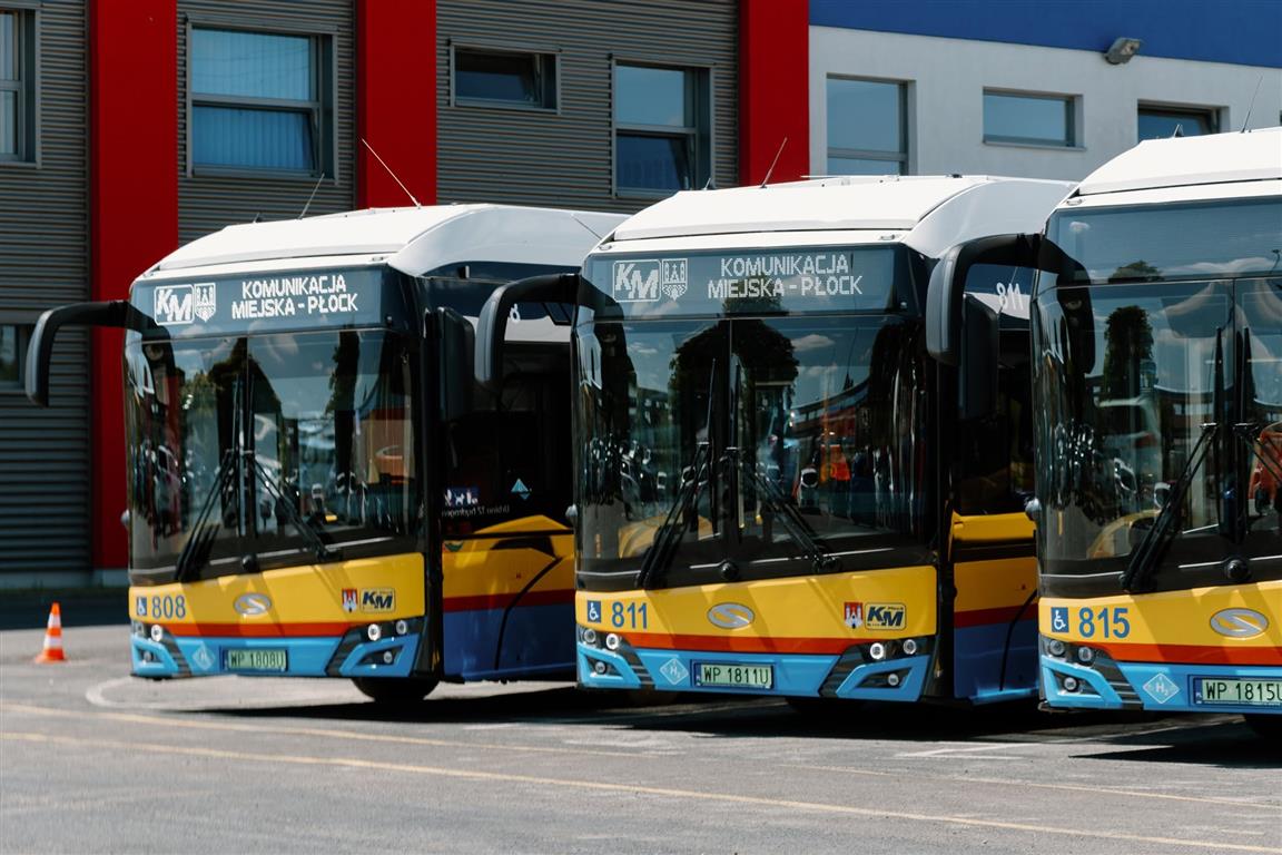 Flota Komunikacji Miejskiej Płock wzbogaci się o kolejne autobusy. Na zakup 12 właśnie podpisano umowę. To jednak nie wszystko