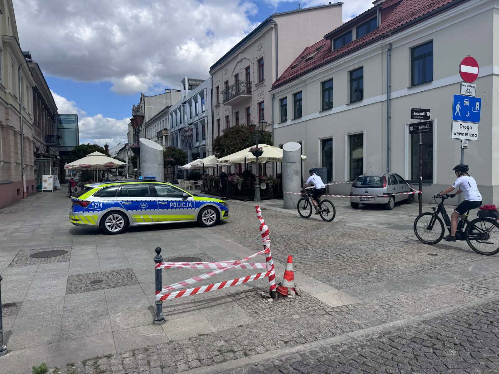 Groźne zdarzenie na ul. Tumskiej w Płocku. Mężczyzna wjechał samochodem na popularny „deptak”