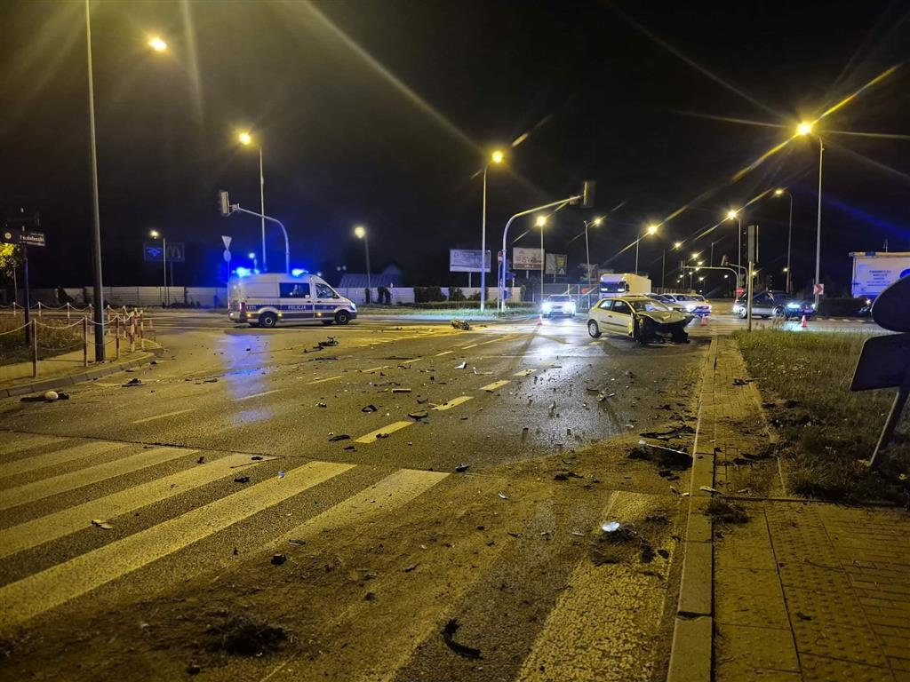 Zderzenie samochodów na rondzie „dzwon” w Płocku. Wśród poszkodowanych dwójka dzieci [FOTO]