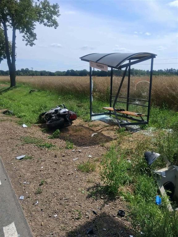 Motocyklista uderzył w przepust i przystanek. Wypadek w gm. Brudzeń Duży. Utrudnienia w ruchu!
