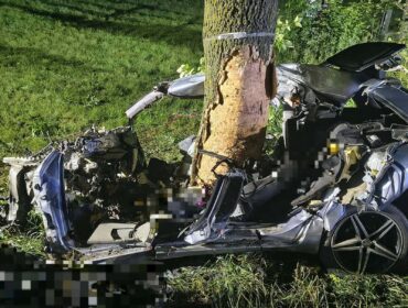 Śmiertelny wypadek w gm. Drobin (pow. płocki). Samochód roztrzaskał się o drzewo
