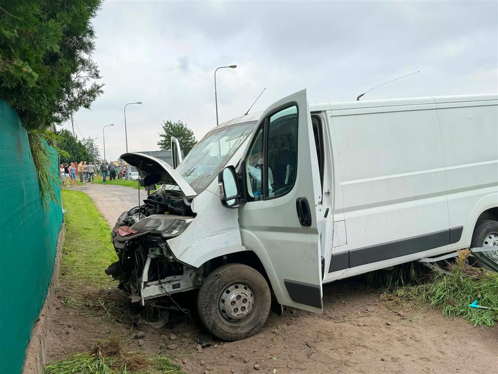 Groźny wypadek w gm. Staroźreby. Lądowały dwa helikoptery LPR. Cztery osoby ranne w tym dwoje dzieci [FOTO]