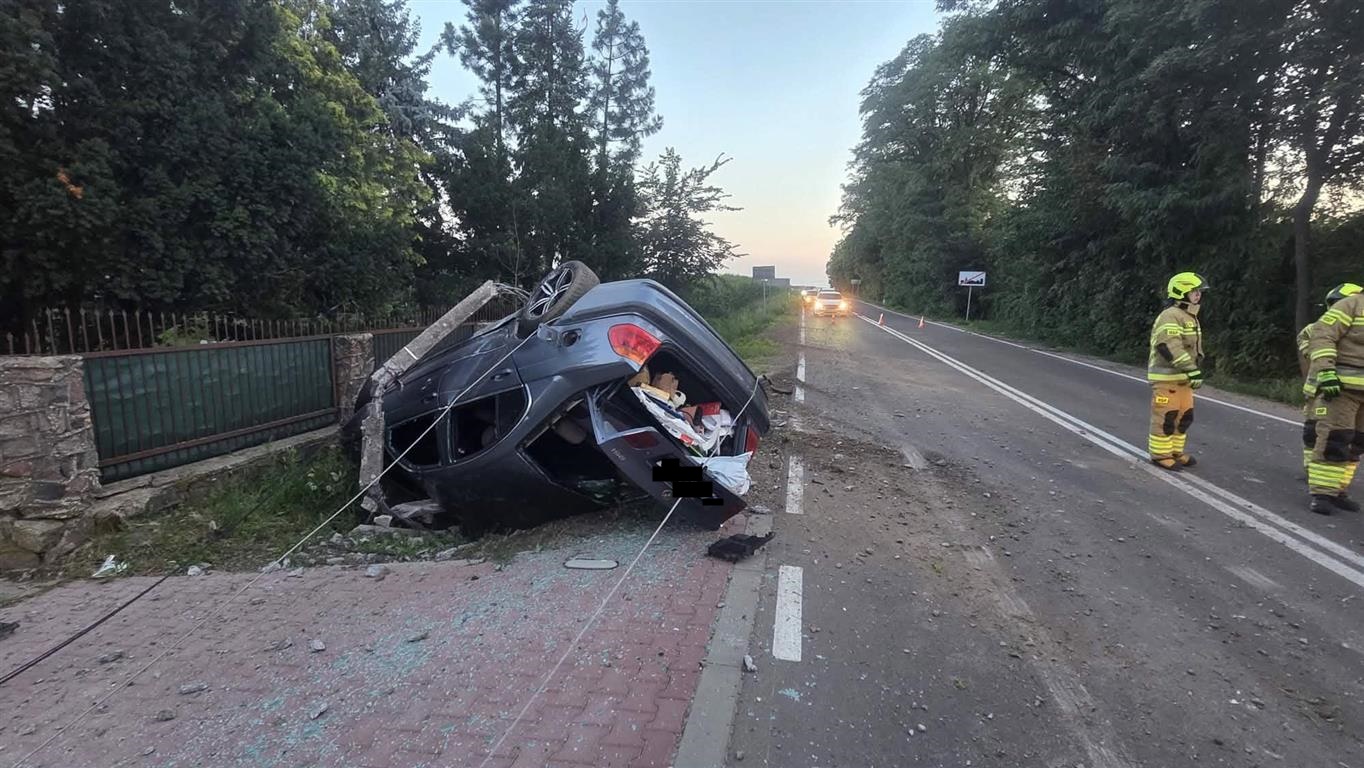 Dachowanie auta w gm. Radzanowo. Na szczęście nic się nikomu nie stało [FOTO]
