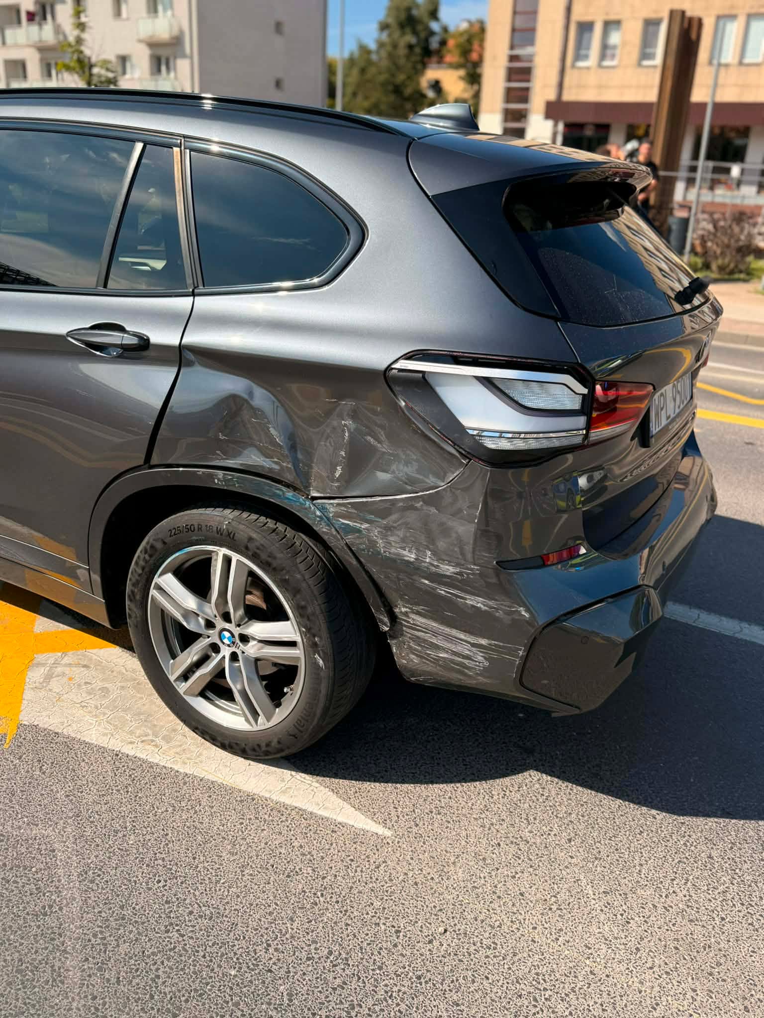 Zderzenie kilku samochodów w centrum Płocka. Dwie osoby ranne w tym policjant [FOTO]