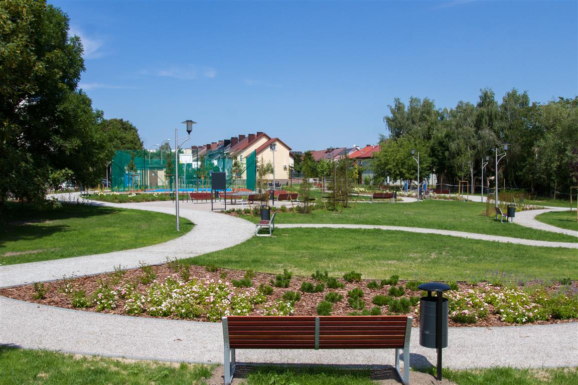 Alejki, ławeczki, mnóstwo zieleni, siłownia i to jeszcze nie wszystko. Skwer na Zielonym Jarze prawie gotowy [FOTO]