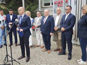 Powiat Płocki pamięta o wszystkich 'swoich’ gminach. Ruszają kolejne inwestycje drogowe. Umowy podpisane!