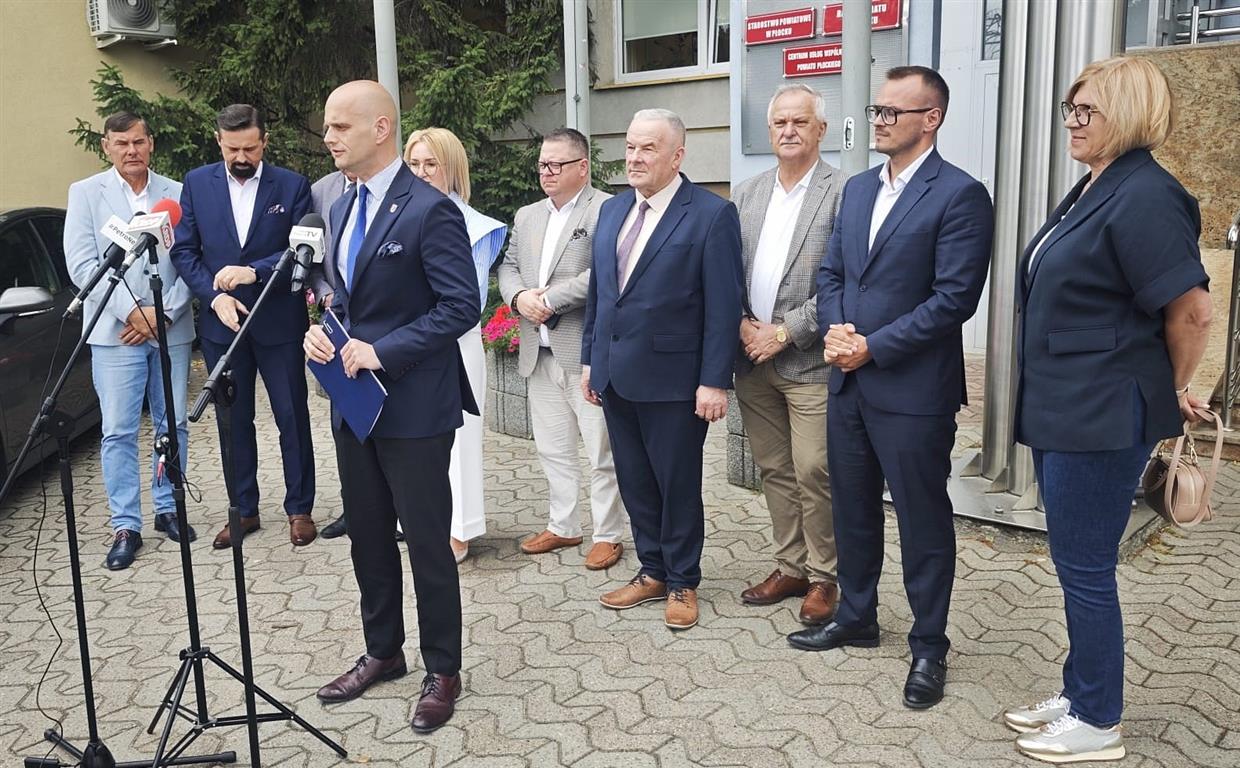Powiat Płocki pamięta o wszystkich 'swoich’ gminach. Ruszają kolejne inwestycje drogowe. Umowy podpisane!