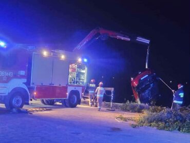 Młoda kobieta wjechała samochodem do Wisły w Płocku. Pasażerka trafiła do szpitala