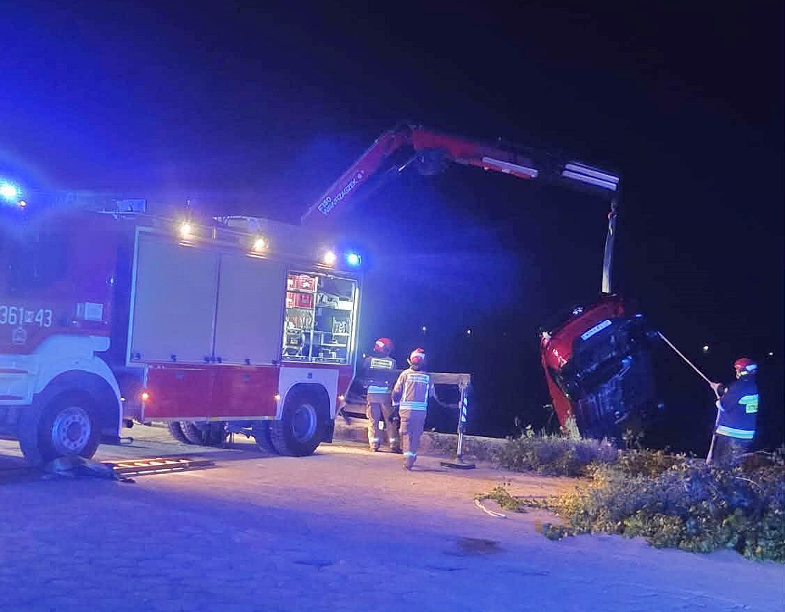 Młoda kobieta wjechała samochodem do Wisły w Płocku. Pasażerka trafiła do szpitala