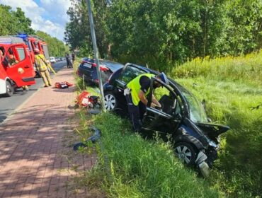 Czołowe zderzenie samochodów na ul. Popłacińskiej w Płocku. Dwie osoby w szpitalu, jedna w ciężkim stanie