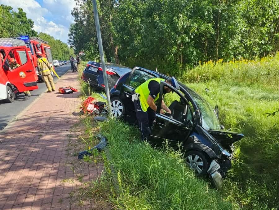 Czołowe zderzenie samochodów na ul. Popłacińskiej w Płocku. Dwie osoby w szpitalu, jedna w ciężkim stanie