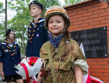 Godzina „W” w Płocku. Zawyły syreny, złożono też kwiaty przy Pomniku Żołnierzy Armii Krajowej [FOTO]