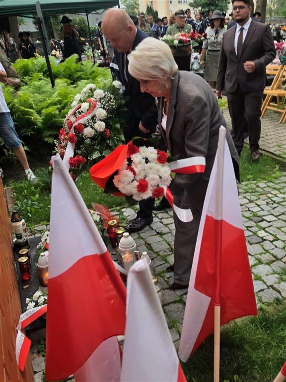 Godzina „W” w Płocku. Zawyły syreny, złożono też kwiaty przy Pomniku Żołnierzy Armii Krajowej [FOTO]