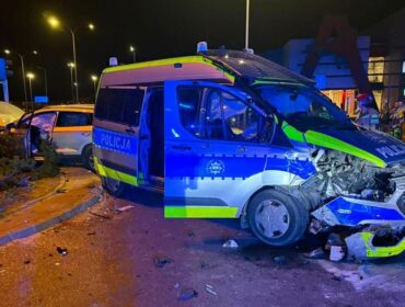Wypadek z udziałem policyjnego radiowozu w Płocku. Dwie kobiety trafiły do szpitala, w tym policjantka
