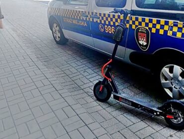 Jeden jechał hulajnogą, drugi rowerem. Płoccy policjanci wręczyli im mandaty po… 2,5 tys. zł. Interwencje strażników miejskich