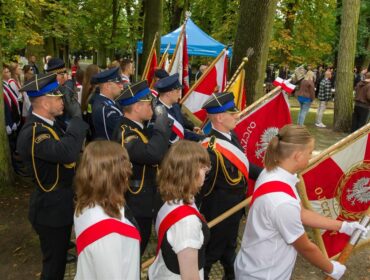 Cześć i chwała obrońcom Płocka. Przy pamiątkowej płycie złożono biało-czerwone wiązanki kwiatów [FOTO]