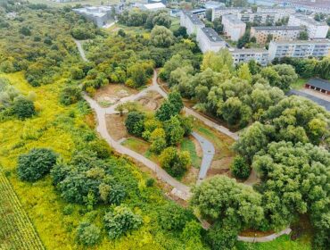 Takiego miejsca w Płocku jeszcze nie było. Ale właśnie powstaje. Alejki, place zabaw, psi wybieg, wyjątkowe boisko… [FOTO]