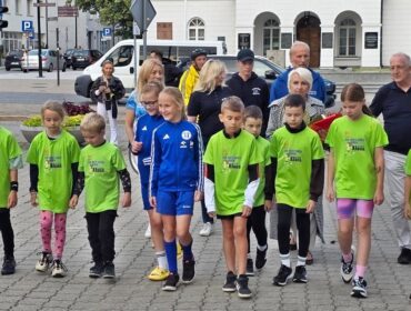 „Pamięć jest ważna dla tożsamości narodowej”. Płock oddaje hołd obrońcom z 1920 r. Pomnik, kwiaty, bieg… [FOTO]