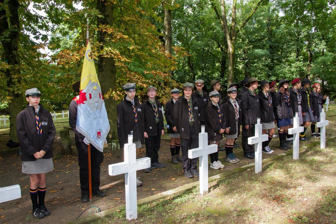 Cześć i chwała obrońcom Płocka. Przy pamiątkowej płycie złożono biało-czerwone wiązanki kwiatów [FOTO]