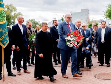 Szczególny wymiar niedzielnych uroczystości w płockiej Stanisławówce. Pamięci tych, którzy stawali w obronie Ojczyzny [FOTO]