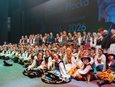 „Zawsze z Płockiem w sercu”. Taniec, śpiew, emocje, setki ciepłych słów… „Dzieci Płocka” swój jubileusz świętowały w teatrze [FOTO]