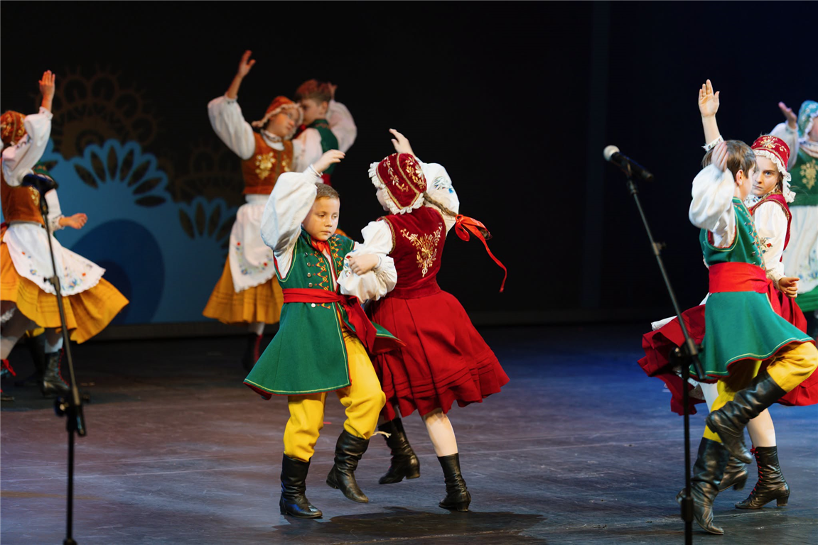 „Zawsze z Płockiem w sercu”. Taniec, śpiew, emocje, setki ciepłych słów… „Dzieci Płocka” swój jubileusz świętowały w teatrze [FOTO]