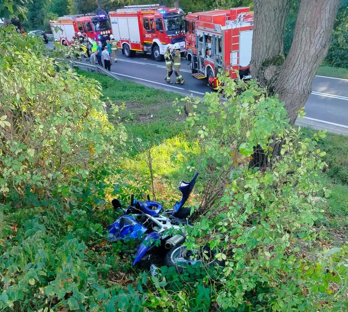 Groźny wypadek w Sikorzu (gm. Brudzeń Duży). Zderzenie samochodu z motocyklem [FOTO]