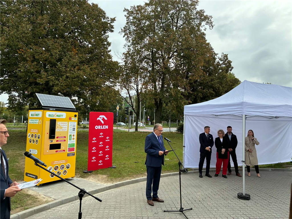 Korzyści jest bardzo dużo. Kawa, hot-dog, drzewko, czysta kanalizacja. I najważniejsza – biopaliwa. Szósty olejomat w Płocku [FILM] [FOTO]