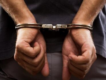 Napad z użyciem broni na ul. 3 Maja w Płocku. Policja zatrzymała czterech mężczyzn
