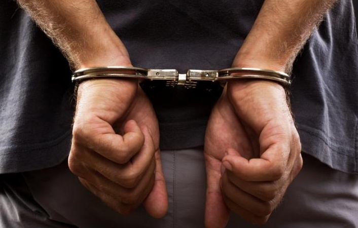 Napad z użyciem broni na ul. 3 Maja w Płocku. Policja zatrzymała czterech mężczyzn