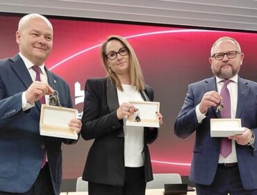 Trzy mieszkania jeden cel. Pierwszy taki gest Orlenu w stronę samorządu Płocka [FILM] [FOTO]