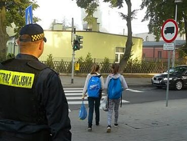Strażnicy miejscy przy płockich szkołach. Ważny apel do rodziców i kierowców!