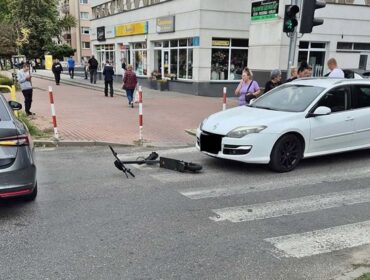 Potrącenie nastolatka na ul. Miodowej w Płocku. Wjechał hulajnogą wprost pod nadjeżdżające auto