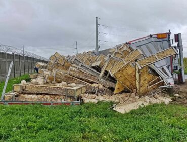 Wypadek ciężarówki przewożącej kurczaki. Kierowca trafił do szpitala. Droga w Nowym Trzepowie (pow. płocki) zablokowana! [FOTO]