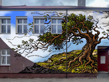 Dąb wrastający w skarpę, a wśród gałęzi słowa poety. Mocny w przekazie mural powstanie na murze płockiej szkoły