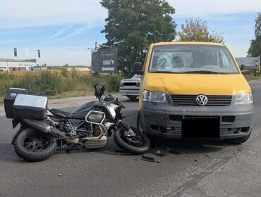 Zderzenie motocykla z osobówką na wyjeździe z Płocka do Słupna. Na miejscu lądował helikopter LPR