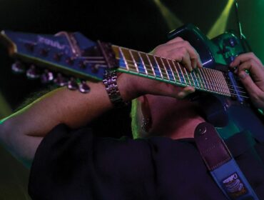 Bawi się stylem, formą i rytmem. Znany, płocki gitarzysta dopisał kolejny album do swojego konta. Tym razem to „Blues 6.0”