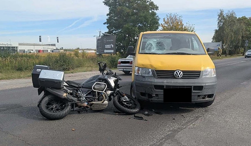 Zderzenie motocykla z osobówką na wyjeździe z Płocka do Słupna. Na miejscu lądował helikopter LPR