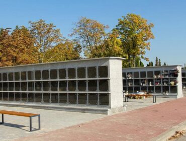 Na cmentarzu komunalnym w Płocku przybyło 120 nisz na urny. Kolejny etap budowy kolumbarium zakończony [FOTO]
