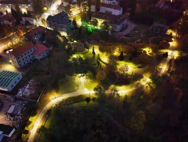 Alejki płockiego Parku Abisynia oświetlone. Ciepłe światło zachęca do spacerów po zmroku [FOTO]